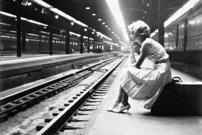 teenage-girl-waiting-for-train-chicago-illinois-19601